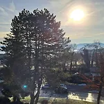 Nichtraucher-zimmer, Privatunterkunft, Mit Sonnenaufgang, Kuehlschrank, Mikrowelle, Ventilator Und Ruhiger Innenhof Obergeschoss Bei Koberstein 투트칭