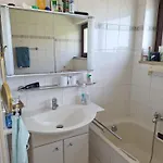 Nichtraucher-zimmer, Privatunterkunft, Mit Sonnenaufgang, Kuehlschrank, Mikrowelle, Ventilator Und Ruhiger Innenhof Obergeschoss Bei Koberstein 홈스테이 투트칭