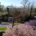 Nichtraucher-zimmer, Privatunterkunft, Mit Sonnenaufgang, Kuehlschrank, Mikrowelle, Ventilator Und Ruhiger Innenhof Obergeschoss Bei Koberstein *