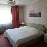 홈스테이 Nichtraucher-zimmer, Privatunterkunft, Mit Sonnenaufgang, Kuehlschrank, Mikrowelle, Ventilator Und Ruhiger Innenhof Obergeschoss Bei Koberstein
