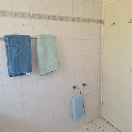 Nichtraucher-zimmer, Privatunterkunft, Mit Sonnenaufgang, Kuehlschrank, Mikrowelle, Ventilator Und Ruhiger Innenhof Obergeschoss Bei Koberstein Tutzing
