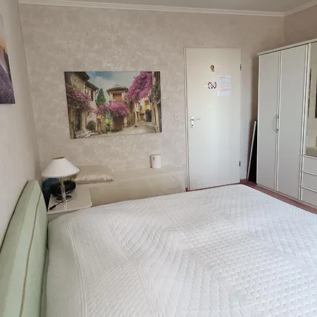 Nichtraucher-zimmer, Privatunterkunft, Mit Sonnenaufgang, Kuehlschrank, Mikrowelle, Ventilator Und Ruhiger Innenhof Obergeschoss Bei Koberstein