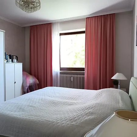 Nichtraucher-zimmer, Privatunterkunft, Mit Sonnenaufgang, Kuehlschrank, Mikrowelle, Ventilator Und Ruhiger Innenhof Obergeschoss Bei Koberstein Homestay szállás