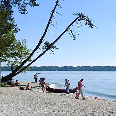 Nichtraucher-zimmer, Privatunterkunft, Mit Sonnenaufgang, Kuehlschrank, Mikrowelle, Ventilator Und Ruhiger Innenhof Obergeschoss Bei Koberstein Tutzing