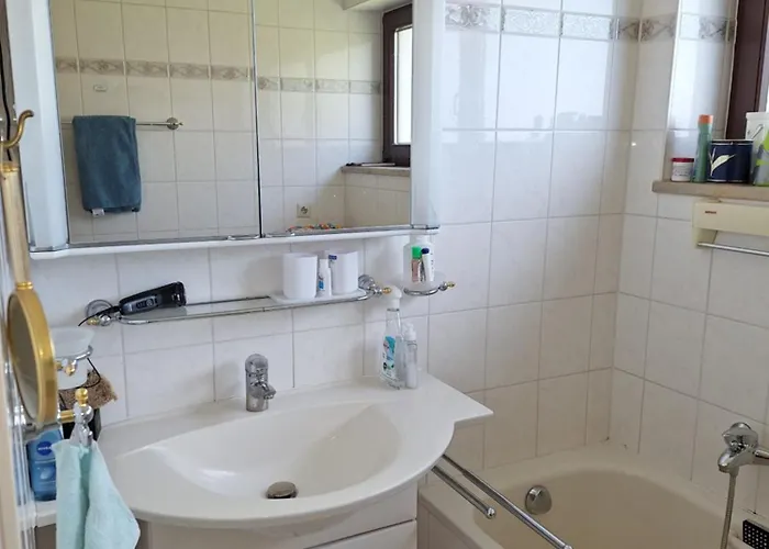 Nichtraucher-zimmer, Privatunterkunft, Mit Sonnenaufgang, Kuehlschrank, Mikrowelle, Ventilator Und Ruhiger Innenhof Obergeschoss Bei Koberstein בית אירוח טוטזינג