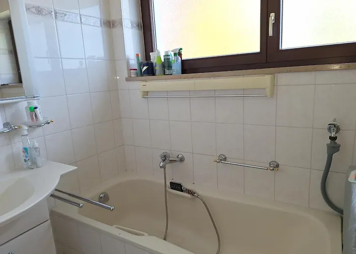 Homestay Nichtraucher-zimmer, Privatunterkunft, Mit Sonnenaufgang, Kuehlschrank, Ventilator Und Ruhiger Innenhof Obergeschoss Bei Koberstein Tutzing