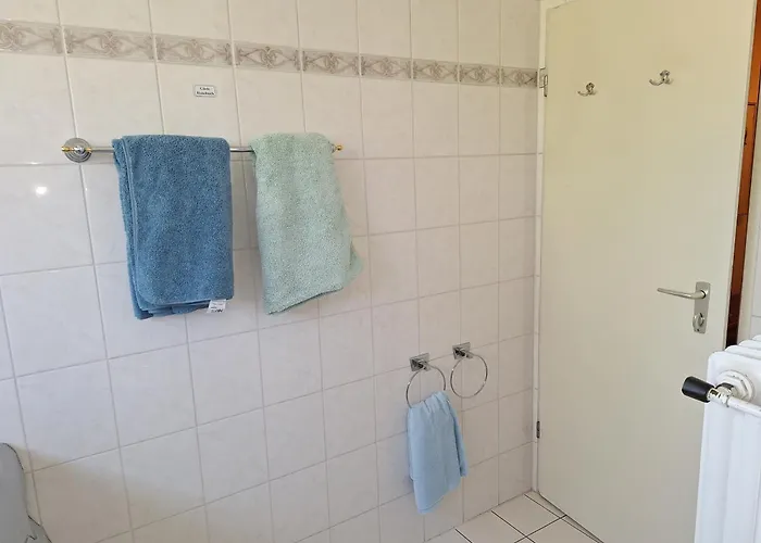 Nichtraucher-zimmer, Privatunterkunft, Mit Sonnenaufgang, Kuehlschrank, Mikrowelle, Ventilator Und Ruhiger Innenhof Obergeschoss Bei Koberstein Tutzing