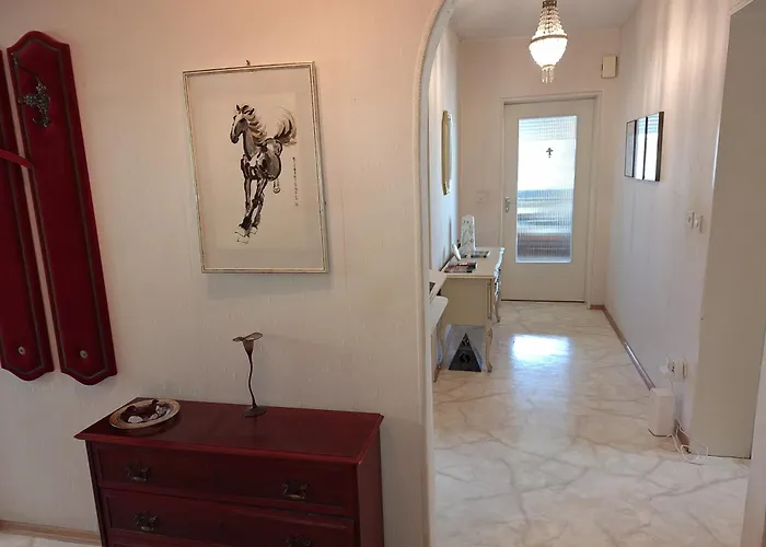 Nichtraucher-zimmer, Privatunterkunft, Mit Sonnenaufgang, Kuehlschrank, Mikrowelle, Ventilator Und Ruhiger Innenhof Obergeschoss Bei Koberstein בית אירוח טוטזינג