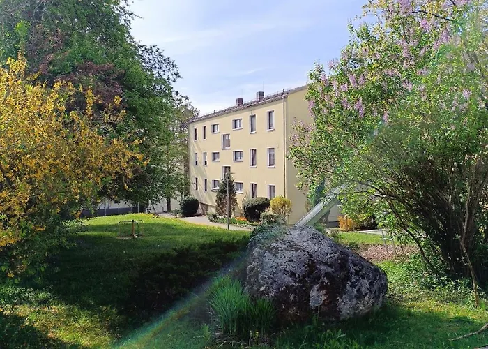 Nichtraucher-zimmer, Privatunterkunft, Mit Sonnenaufgang, Kuehlschrank, Ventilator Und Ruhiger Innenhof Obergeschoss Bei Koberstein Homestay Tutzing