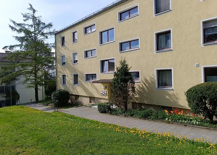Nichtraucher-zimmer, Privatunterkunft, Mit Sonnenaufgang, Kuehlschrank, Mikrowelle, Ventilator Und Ruhiger Innenhof Obergeschoss Bei Koberstein
