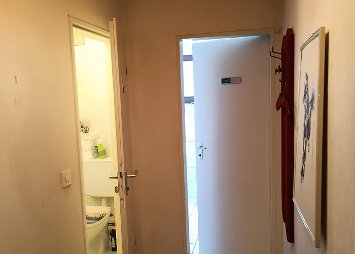 Homestay Nichtraucher-zimmer, Privatunterkunft, Mit Sonnenaufgang, Kuehlschrank, Ventilator Und Ruhiger Innenhof Obergeschoss Bei Koberstein Tutzing