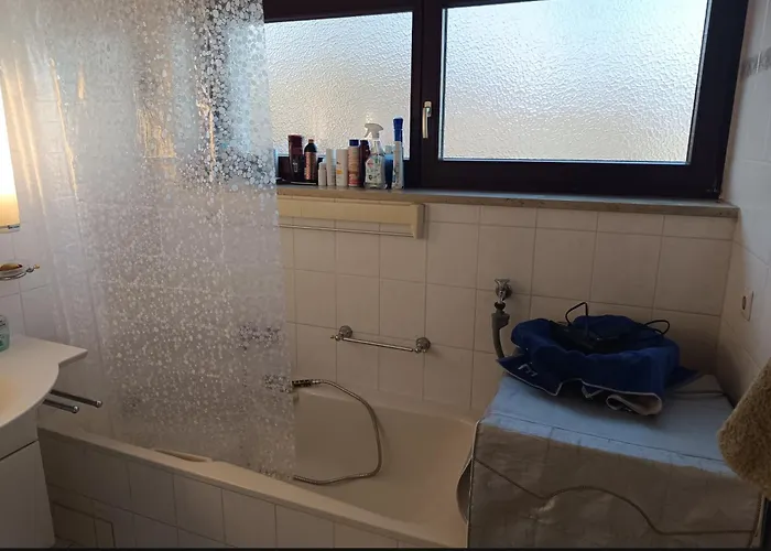 Nichtraucher-zimmer, Privatunterkunft, Mit Sonnenaufgang, Kuehlschrank, Mikrowelle, Ventilator Und Ruhiger Innenhof Obergeschoss Bei Koberstein
