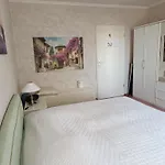 Nichtraucher-zimmer, Privatunterkunft, Mit Sonnenaufgang, Kühlschrank, Ventilator Und Ruhiger Innenhof Obergeschoss Bei Koberstein