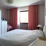 Nichtraucher-zimmer, Privatunterkunft, Mit Sonnenaufgang, Kuehlschrank, Mikrowelle, Ventilator Und Ruhiger Innenhof Obergeschoss Bei Koberstein Проживание в семье