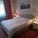 Nichtraucher-zimmer, Privatunterkunft, Mit Sonnenaufgang, Kühlschrank, Ventilator Und Ruhiger Innenhof Obergeschoss Bei Koberstein Habitación en casa particular *