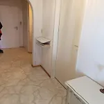 Nichtraucher-zimmer, Privatunterkunft, Mit Sonnenaufgang, Kuehlschrank, Mikrowelle, Ventilator Und Ruhiger Innenhof Obergeschoss Bei Koberstein Проживание в семье