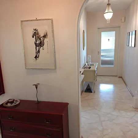 Nichtraucher-zimmer, Privatunterkunft, Mit Sonnenaufgang, Kuehlschrank, Mikrowelle, Ventilator Und Ruhiger Innenhof Obergeschoss Bei Koberstein בית אירוח טוטזינג