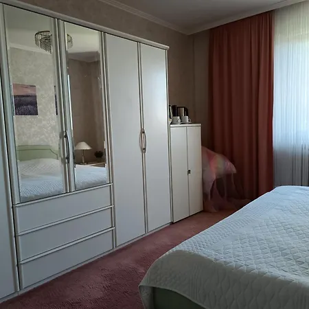 Nichtraucher-zimmer, Privatunterkunft, Mit Sonnenaufgang, Kuehlschrank, Mikrowelle, Ventilator Und Ruhiger Innenhof Obergeschoss Bei Koberstein *