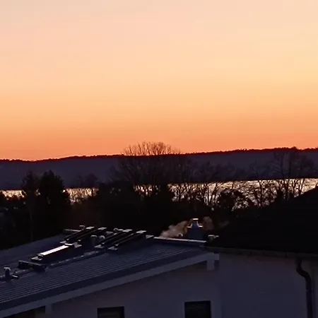 Nichtraucher-zimmer, Privatunterkunft, Mit Sonnenaufgang, Kuehlschrank, Mikrowelle, Ventilator Und Ruhiger Innenhof Obergeschoss Bei Koberstein * Tutzing