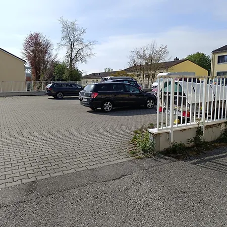 Nichtraucher-zimmer, Privatunterkunft, Mit Sonnenaufgang, Kuehlschrank, Mikrowelle, Ventilator Und Ruhiger Innenhof Obergeschoss Bei Koberstein Alloggio in famiglia Tutzing