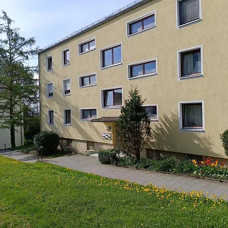 Nichtraucher-zimmer, Privatunterkunft, Mit Sonnenaufgang, Kuehlschrank, Mikrowelle, Ventilator Und Ruhiger Innenhof Obergeschoss Bei Koberstein