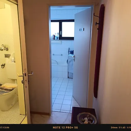 Проживание в семье Nichtraucher-zimmer, Privatunterkunft, Mit Sonnenaufgang, Kuehlschrank, Mikrowelle, Ventilator Und Ruhiger Innenhof Obergeschoss Bei Koberstein Тутцинг