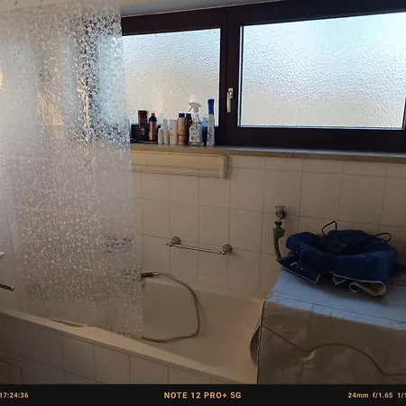 Nichtraucher-zimmer, Privatunterkunft, Mit Sonnenaufgang, Kuehlschrank, Mikrowelle, Ventilator Und Ruhiger Innenhof Obergeschoss Bei Koberstein