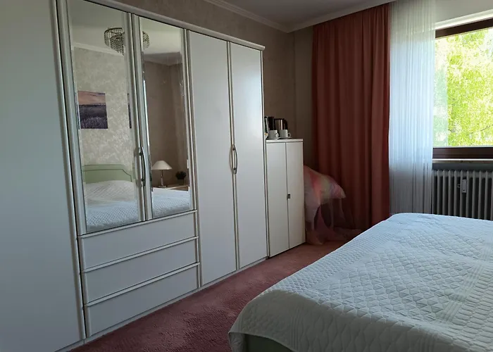 Nichtraucher-zimmer, Privatunterkunft, Mit Sonnenaufgang, Kuehlschrank, Mikrowelle, Ventilator Und Ruhiger Innenhof Obergeschoss Bei Koberstein *