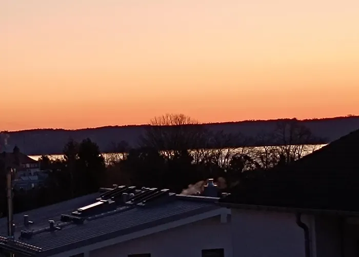 Nichtraucher-zimmer, Privatunterkunft, Mit Sonnenaufgang, Kuehlschrank, Mikrowelle, Ventilator Und Ruhiger Innenhof Obergeschoss Bei Koberstein * Tutzing