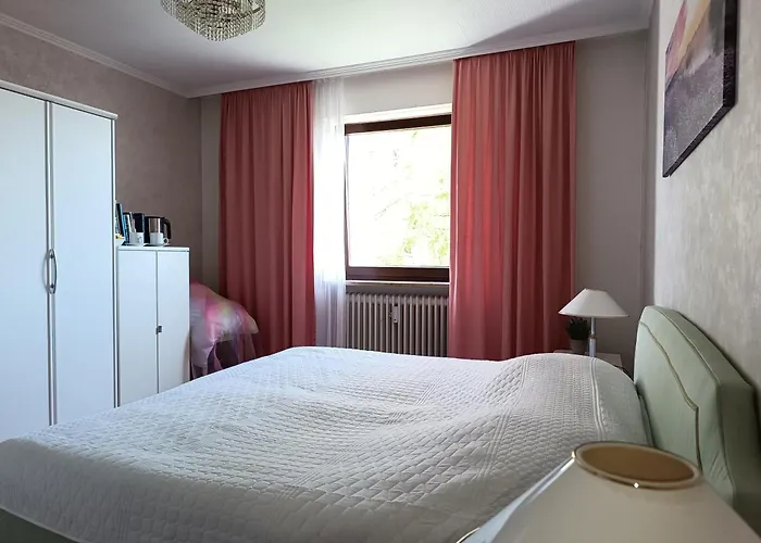Nichtraucher-zimmer, Privatunterkunft, Mit Sonnenaufgang, Kuehlschrank, Ventilator Und Ruhiger Innenhof Obergeschoss Bei Koberstein Privat bolig