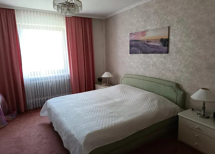 Rum i privatbostad Nichtraucher-zimmer, Privatunterkunft, Mit Sonnenaufgang, Kuehlschrank, Mikrowelle, Ventilator Und Ruhiger Innenhof Obergeschoss Bei Koberstein