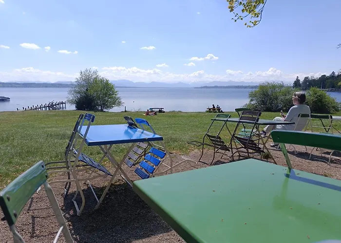 Nichtraucher-zimmer, Privatunterkunft, Mit Sonnenaufgang, Kuehlschrank, Ventilator Und Ruhiger Innenhof Obergeschoss Bei Koberstein * Tutzing