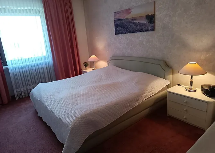 Nichtraucher-zimmer, Privatunterkunft, Mit Sonnenaufgang, Kuehlschrank, Mikrowelle, Ventilator Und Ruhiger Innenhof Obergeschoss Bei Koberstein Проживание в семье *
