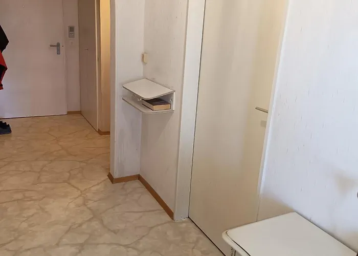 Nichtraucher-zimmer, Privatunterkunft, Mit Sonnenaufgang, Kuehlschrank, Mikrowelle, Ventilator Und Ruhiger Innenhof Obergeschoss Bei Koberstein Rum i privatbostad